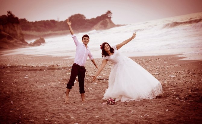 Yeni çiftler, mutluluklarını Akçakoca sahillerinde ölümsüzleştiriyor