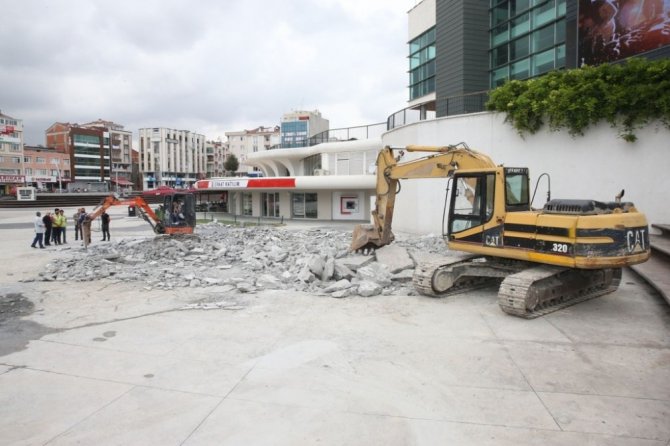 Zeytinburnu 15 Temmuz Meydanı’nda yenileme çalışmaları başladı