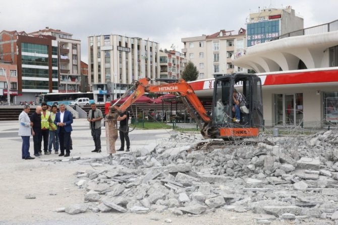 Zeytinburnu 15 Temmuz Meydanı’nda yenileme çalışmaları başladı