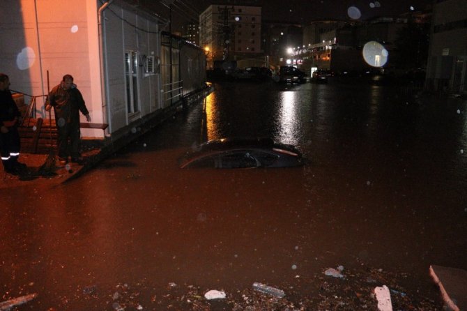 Ereğli’de otomobiller sular altında kaldı