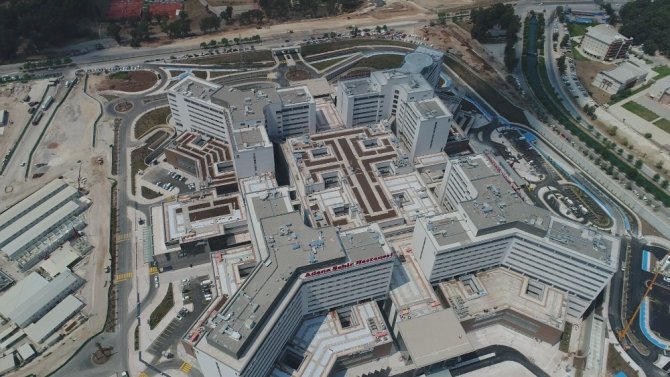 Bakan Çelik Adana Şehir Hastanesi ve Koza Stadyumu’nu inceledi