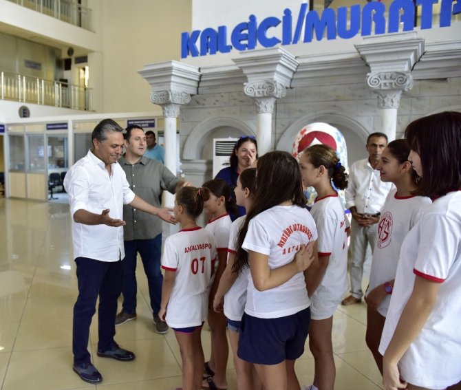 Antalyasporlu miniklerden Başkan Uysal’a randevusuz ziyaret