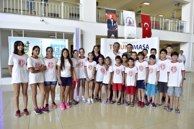 Antalyasporlu miniklerden Başkan Uysal’a randevusuz ziyaret