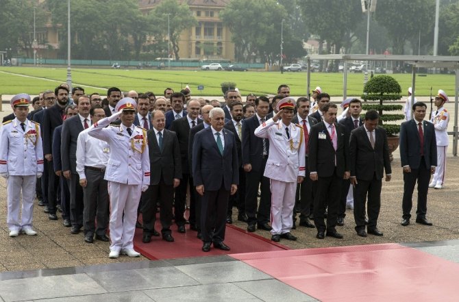 Başbakan Yıldırım, Vietnam’ın ilk başkanının mozolesini ziyaret etti