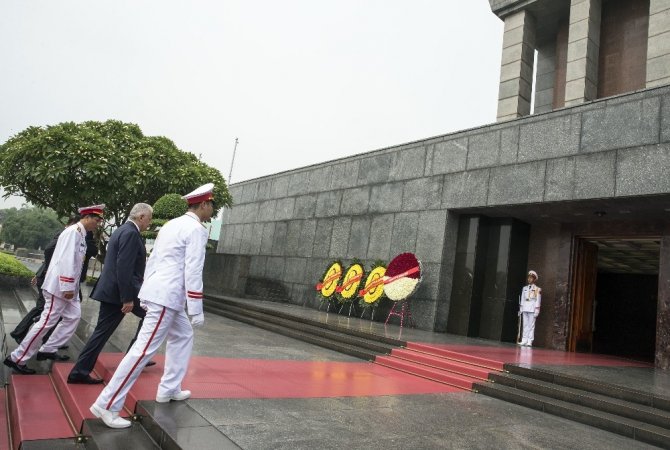 Başbakan Yıldırım, Vietnam’ın ilk başkanının mozolesini ziyaret etti