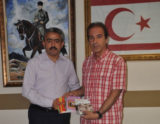Yazar Osman Girgin, Başkan Alıcık’a yeni kitaplarını sundu