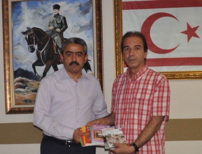 Yazar Osman Girgin, Başkan Alıcık’a yeni kitaplarını sundu