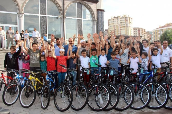 Camiye giden bin 800 çocuğa bisiklet