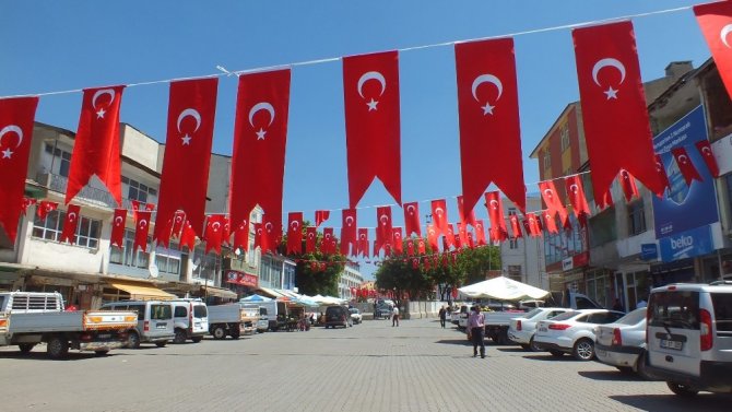 Cumhurbaşkanı Erdoğan için ilçe bayraklarla süslendi