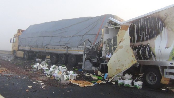 Zeytin kamyonu park halindeki tıra çarptı: 1 ölü