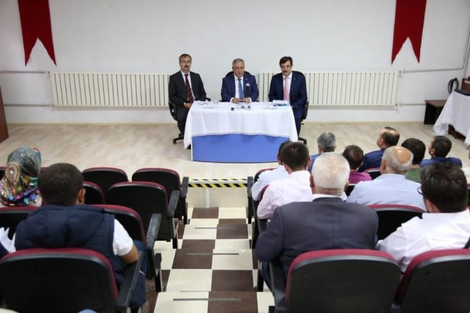 Vali Nayir, Hisarcık’ta okul müdürleri ve okul aile birliği başkanlarıyla bir araya geldi