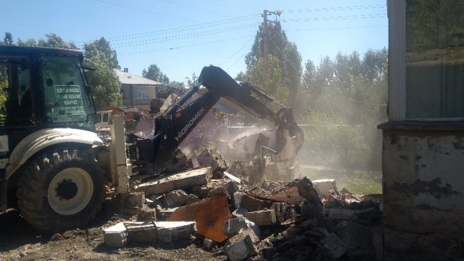 İpekyolu Belediyesi, metruk yapıların yıkımına başladı