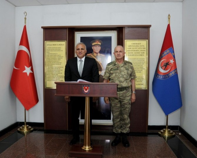 Vali Zorluoğlu, Asayiş Kolordu Komutanı Korgeneral Karataş’ı ziyaret etti