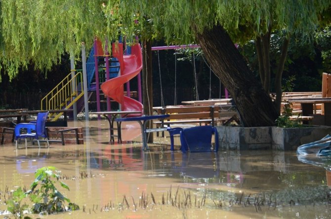 Zonguldak’ta sağanak yağmurun ardından temizlik çalışmaları başladı