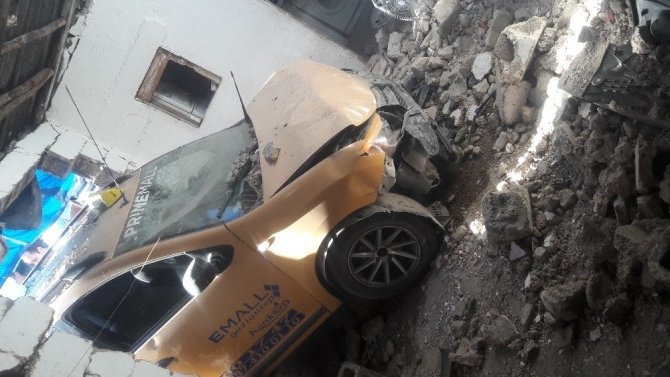Gaziantep’te ticari taksi eve girdi: 6 yaralı