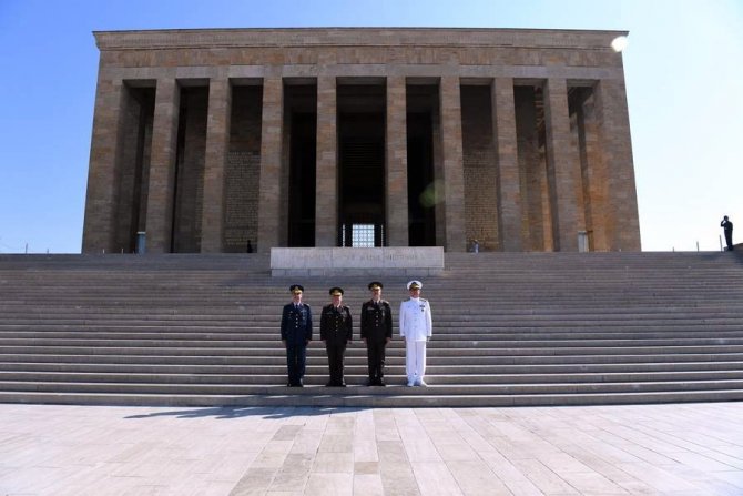 Genelkurmay Başkanı Akar, yeni Kuvvet Komutanları ile Anıtkabir’i ziyaret etti