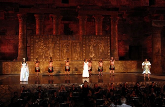 Uluslararası Aspendos Opera ve Bale Festivali 2000 yıllık antik tiyatroda başladı