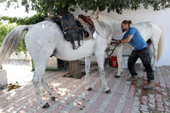 Polonya’dan Kudüs’e at sırtında hac yolculuğu