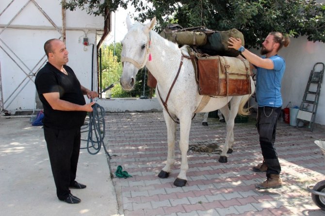 Polonya’dan Kudüs’e at sırtında hac yolculuğu