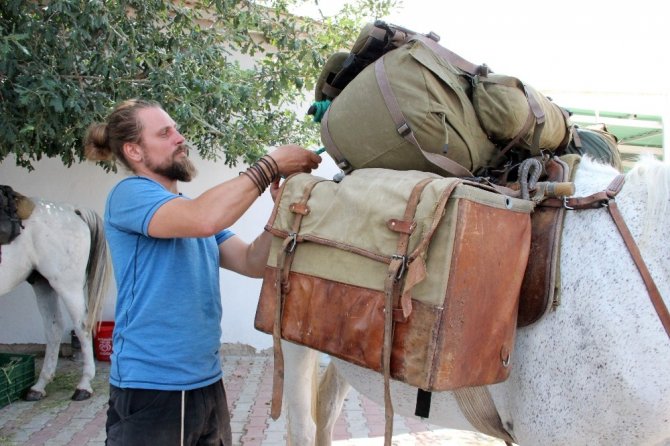 Polonya’dan Kudüs’e at sırtında hac yolculuğu