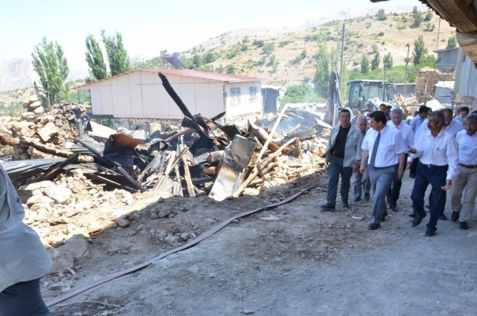 Vali Arslantaş, Harmankaya köyünde çıkan yangın yerinde incelemelerde bulundu