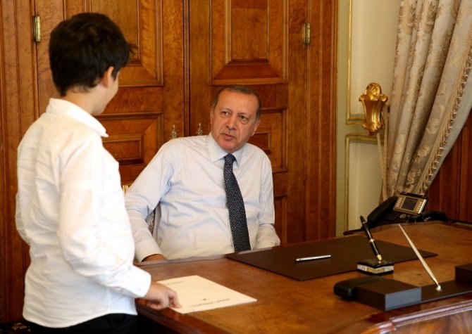 Cumhurbaşkanı Erdoğan, torunu Ömer Tayyip’le çekilen fotoğraflarını sosyal medyadan paylaştı