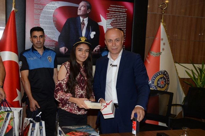 Emniyet müdürü başarılı öğrencileri tebrik etti