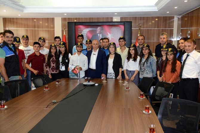 Emniyet müdürü başarılı öğrencileri tebrik etti