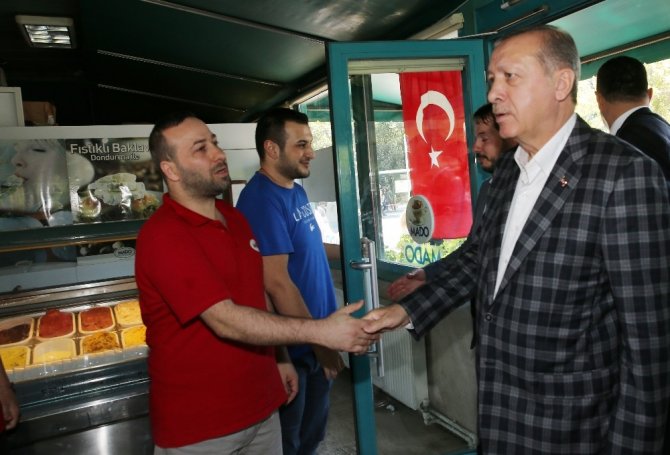 Cumhurbaşkanı Erdoğan torununa dondurma aldı