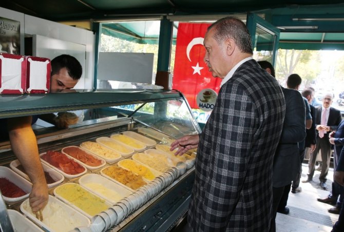 Cumhurbaşkanı Erdoğan torununa dondurma aldı