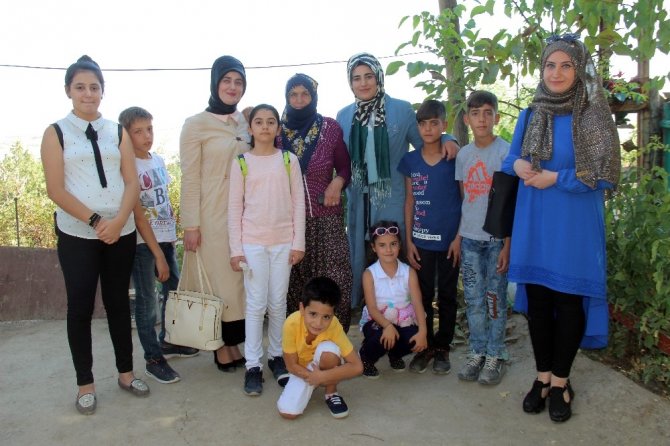 Çocuklar, bayramda yalnız kalan yaşlıları unutmadı