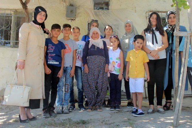 Çocuklar, bayramda yalnız kalan yaşlıları unutmadı