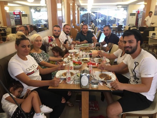 Yakışıklı şarkıcı Yüreyi’den Yenipazar pidesine tam not