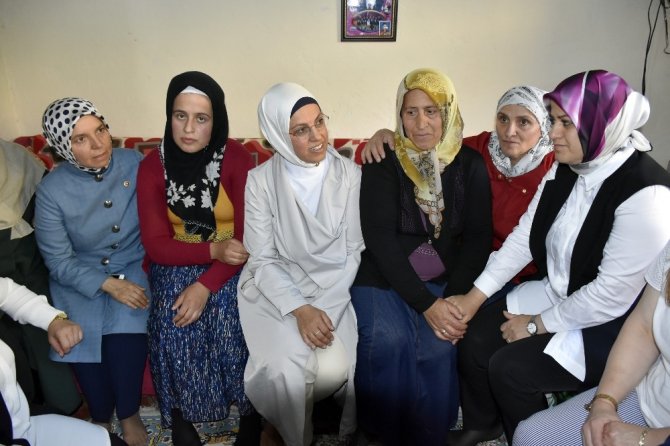 AK Parti heyetinden şehit öğretmenin ailesine bayram ziyareti