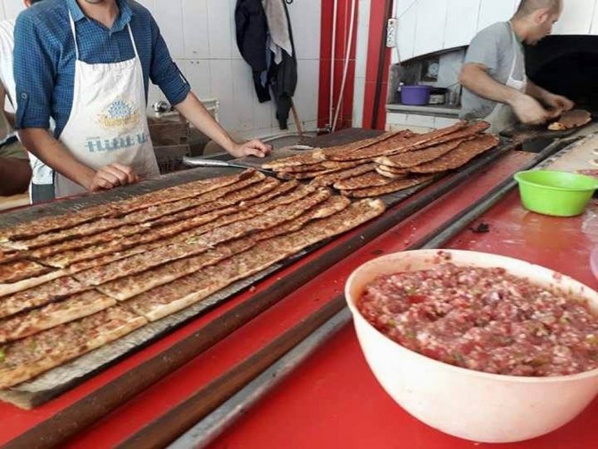 Yerköy’de fırınlarda kıymalı pide kuyruğu