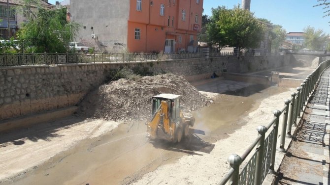 Aksaray Belediyesi Uluırmak’ı temizledi