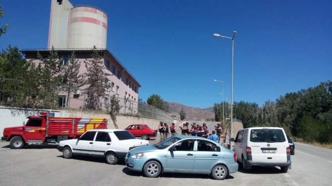 Gümüşhane’de vatandaşlar çimento fabrikasına giriş çıkışı kapattı