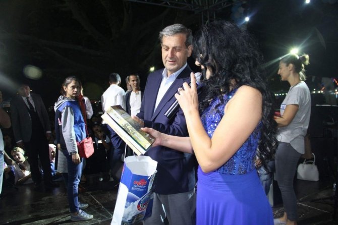 Sanatçı Ayşe Dinçer, Simav Ticaret ve Turizm Panayırı’nı salladı