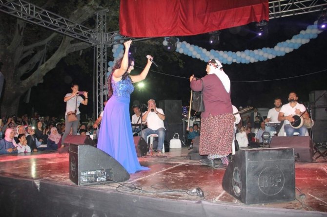 Sanatçı Ayşe Dinçer, Simav Ticaret ve Turizm Panayırı’nı salladı