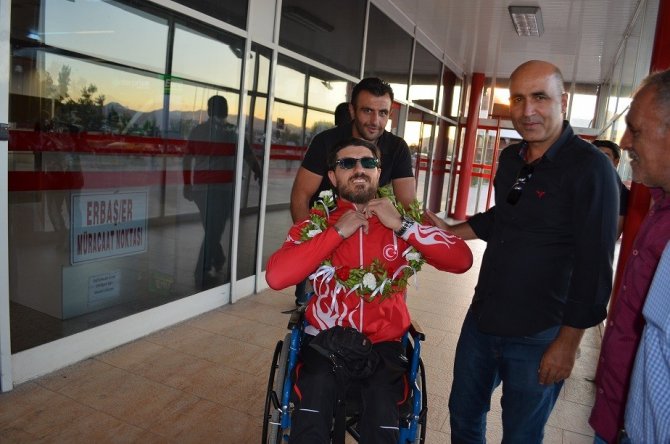 Bilek güreşinde dünyayı fethetti