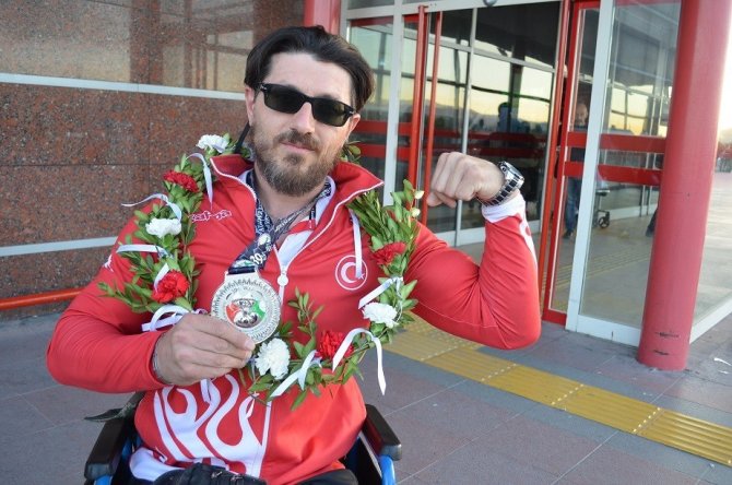 Bilek güreşinde dünyayı fethetti