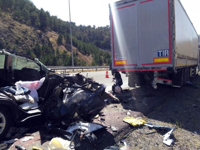 Ankara-İstanbul karayolunda otomobil tıra çarptı: 5 ölü
