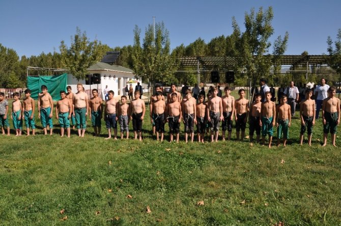 Simav’da geleneksel yağlı güreş turnuvası