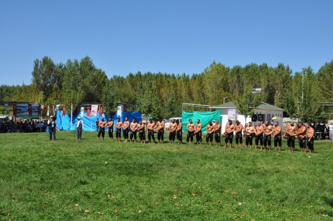 Simav’da geleneksel yağlı güreş turnuvası