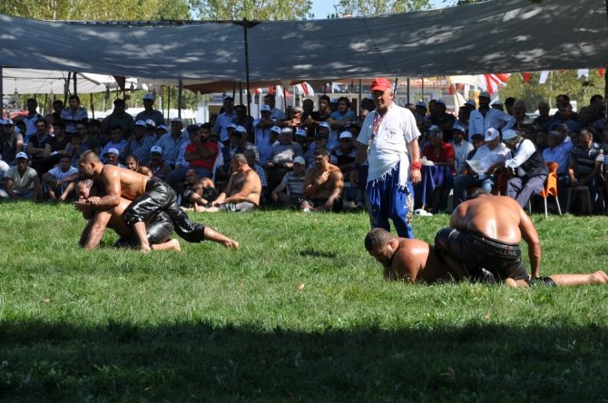 Simav’da geleneksel yağlı güreş turnuvası