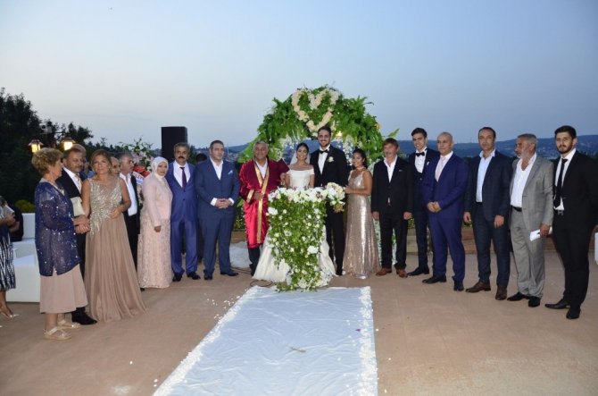 İşadamı Hacısüleymanoğlu’nun oğlu dünya evine girdi