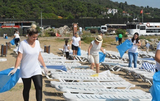 Gönüllüler deniz ve kıyı temizliği yaptı
