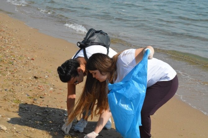 Gönüllüler deniz ve kıyı temizliği yaptı