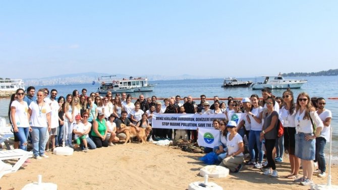 Gönüllüler deniz ve kıyı temizliği yaptı
