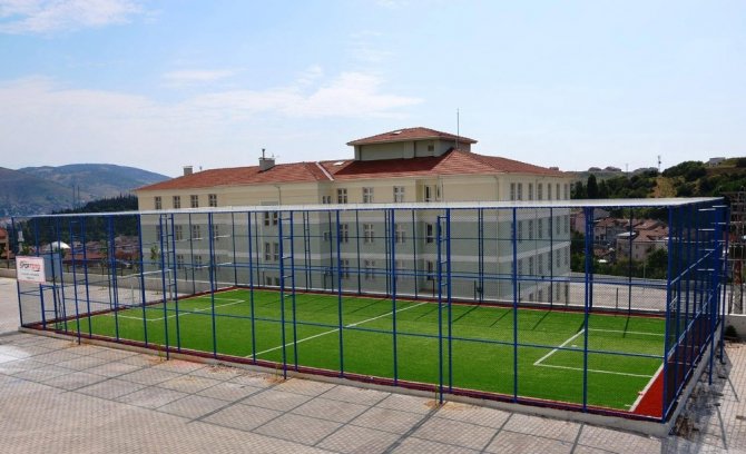 Arif Nihat Asya Ortaokulu’nda sentetik sahası hizmete giriyor